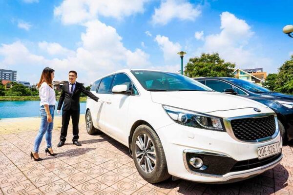 Các yếu tố ảnh hưởng đến giá thuê xe 7 chỗ có lái