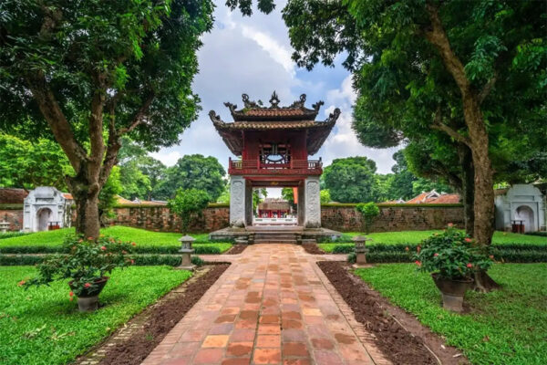 tham quan van mieu quoc tu giam