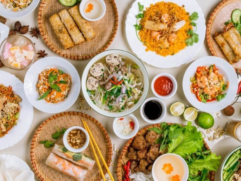 Món ăn sáng: Phở bò, bánh cuốn, xôi xéo