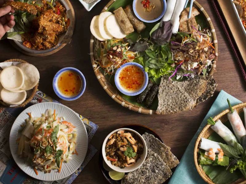 Khung giờ buổi trưa: Bữa trưa truyền thống và nghỉ ngơi