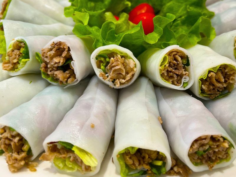 Món ăn chiều: Bánh tôm, phở cuốn, nem chua nướng