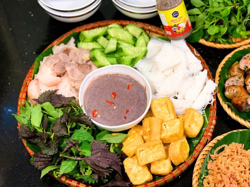 Món ăn trưa: Bún chả, chả cá, bún đậu mắm tôm