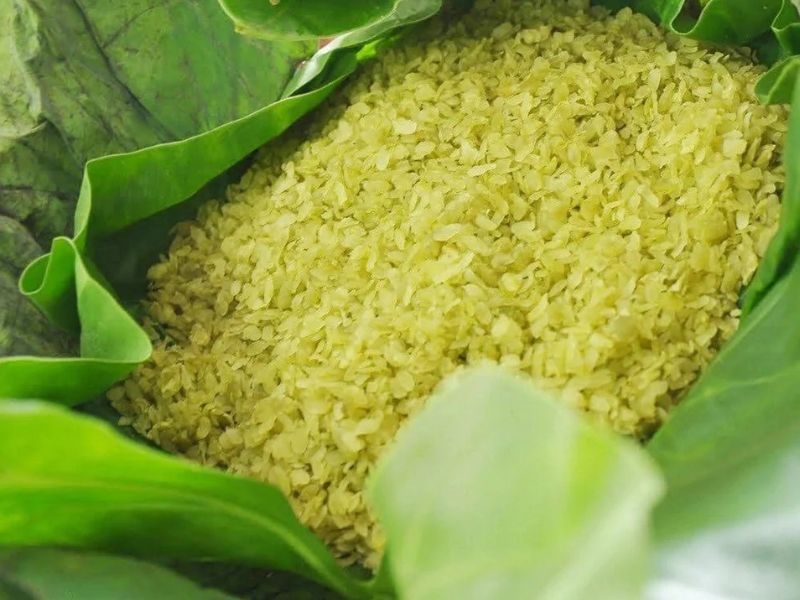 Cốm mộc tươi và cốm sấy khô làng Vòng