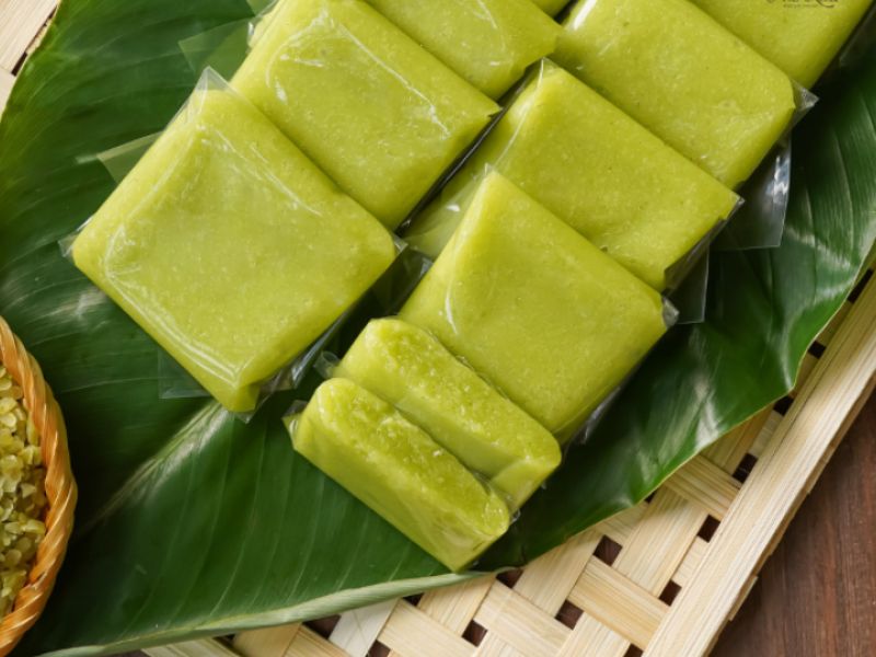 Bánh cốm và chả cốm truyền thống